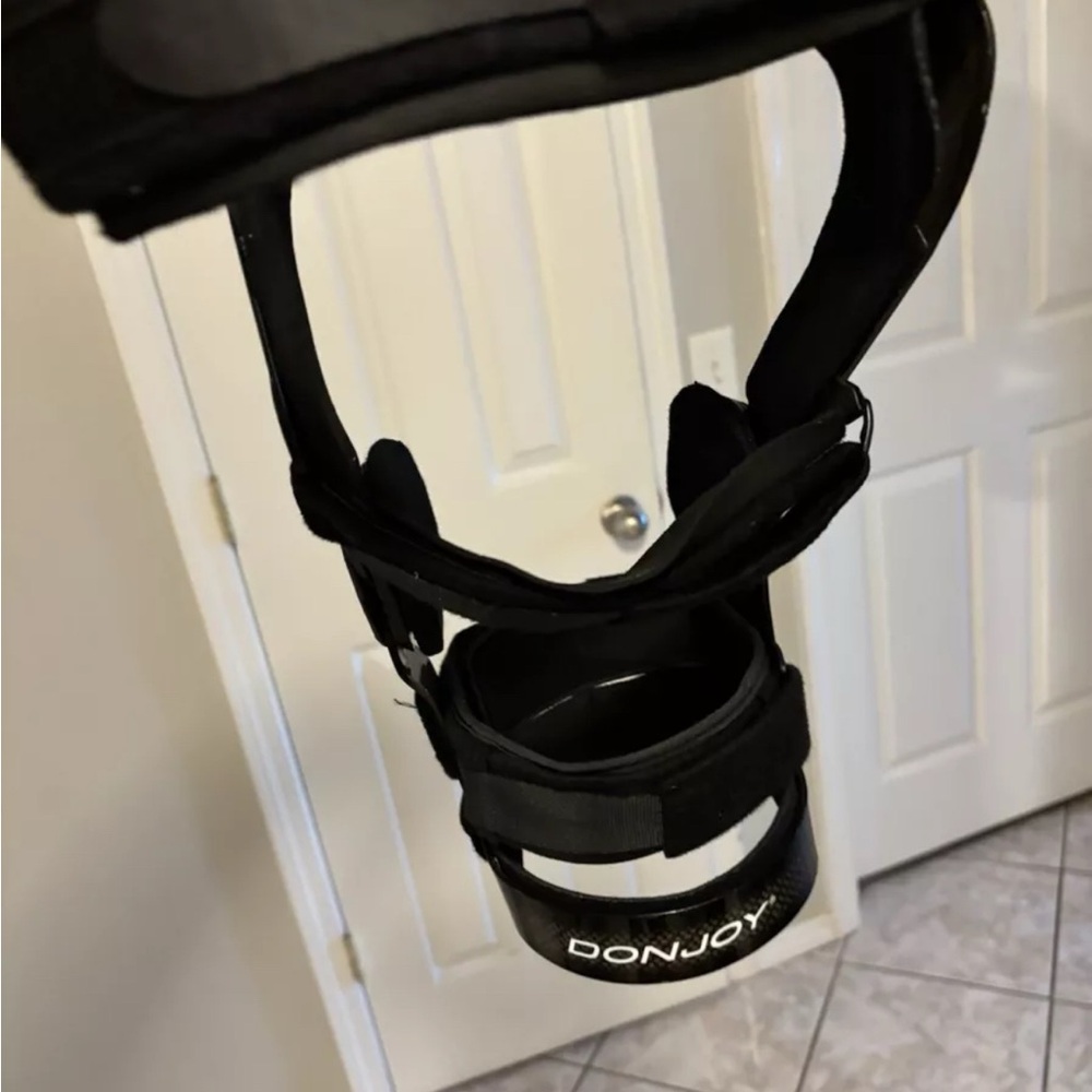 DonJoy Carbon fiber full force right Knee Brace - Picture 2 of 4